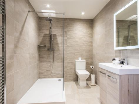 bathroom with cream coloured tiles